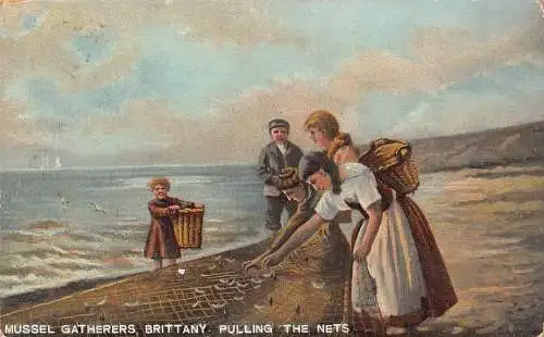 A051 Muschelsammler Britanny zieht Netze vom Boot Frauen Küste Postkarte