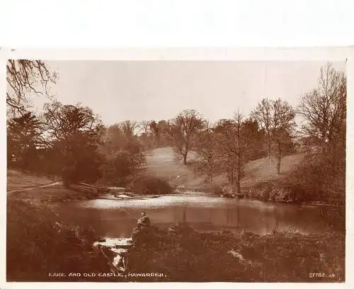 A051 Wales 1934 Hawarden Lake and Old Castle Fisherman Vintage Postkarte