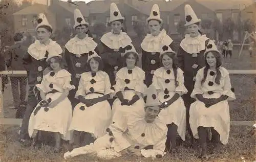 A050 Pierrots Foto Real Group Frauen und Männer Darsteller Spielplatz Postkarte