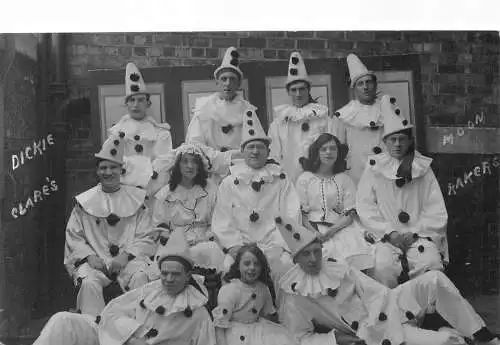 A050 Foto echte Gruppe Pierrots Dickie Clare's Moon Rakers Narren Postkarte