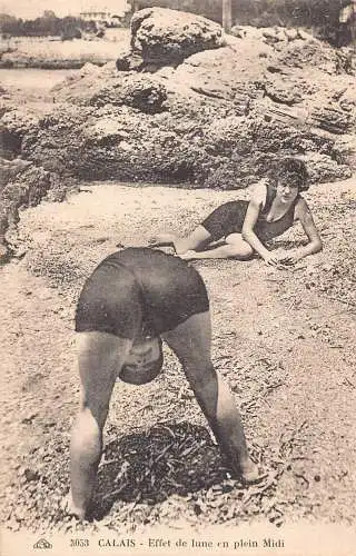 A844 Frankreich Calais Effet de lune plein Midi Frau am Strand lustige Pose Postkarte