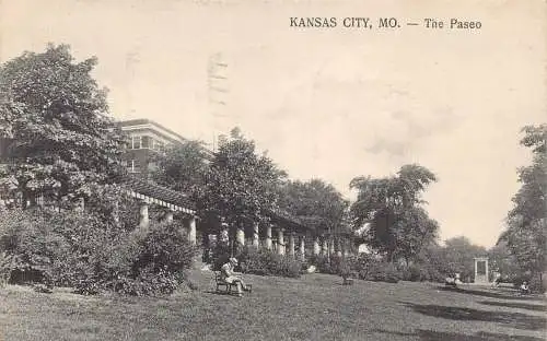 L137 USA 1929 Kansas City, Montana The Paseo Garden Vintage Postkarte