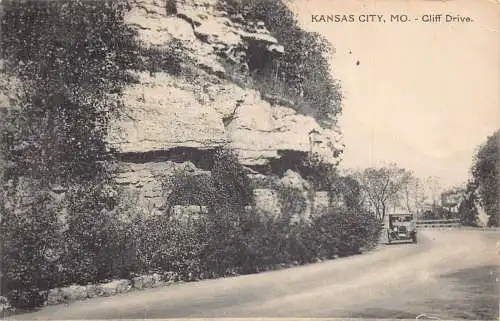L137 US 1930 Kansas City, Montana, Cliff Drive Car Oldtimer Postkarte