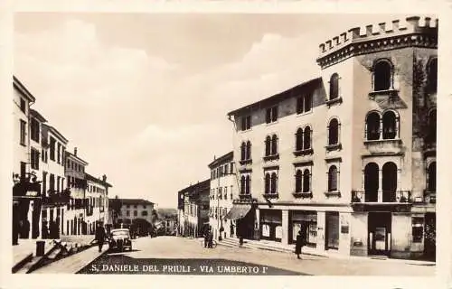 A873 Italien San Daniele del Friuli Via Umberto I Auto RPPC Oldtimer Postkarte