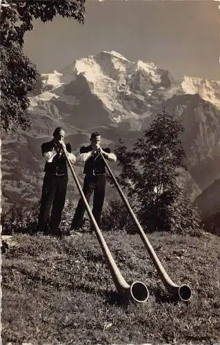 C007 Schweiz, Berner Oberland, Alphornblaser mit Jungfrau Vintage Postkarte