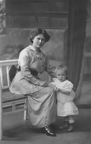 A062 Echtfoto 1915 Mutter sitzt auf Bank mit Tochter Salder Postkarte