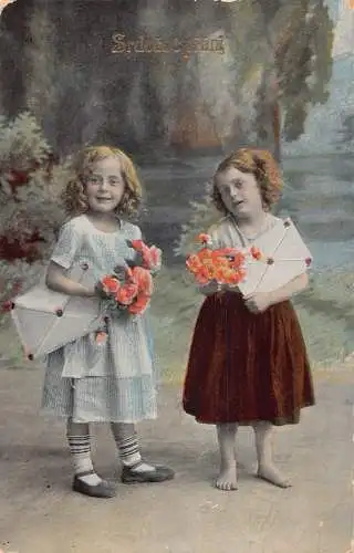 A062 Grüße 1912 Mädchen mit Blumenstrauß und Briefen Vintage Postkarte