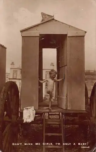 A882 England 1914 Don't Mind Me Girls! Baby Junge posiert lustige Strand RPPC Postkarte