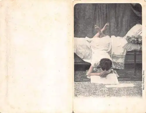 A881 Glamour Italienische Dame liest in lustiger Pose Bettbuch Vintage Postkarte