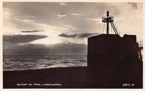 A883 England Sonnenuntergang am Pier Workington RPPC Vintage Postkarte