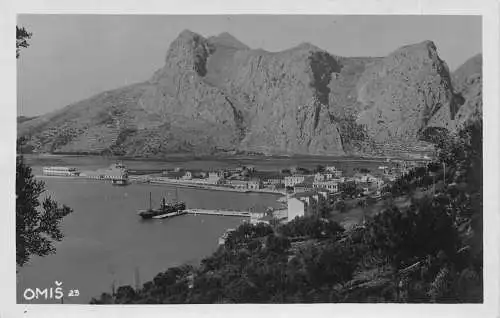 Kroatien Omis Dampfschiff Hafen Klippen Gesamtansicht RPPC Vintage Postkarte