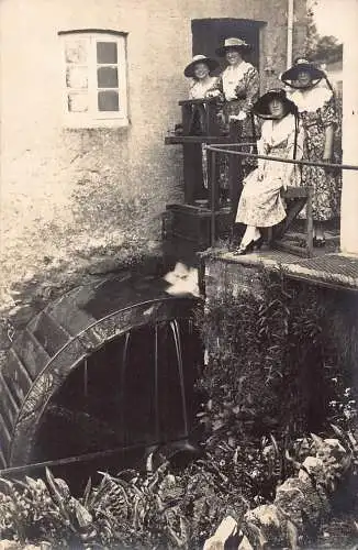 A897 Sozialgeschichte Frauen besuchen Wassermühle RPPC Vintage Postkarte