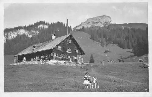 A073 Österreich Auenhütte mit Hoch Ufer Mädchen mit Kuhhütte Vintage Postkarte