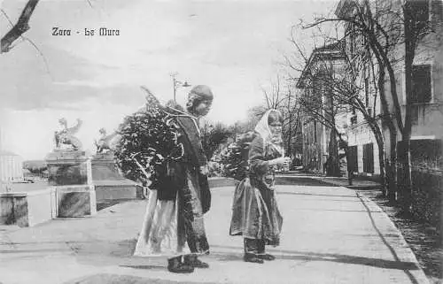 Kroatien Zara Zadar Le Mura Kinder tragen Holzstäbchen auf Rückseite Vintage Postkarte