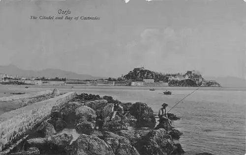 L328 Griechenland Korfu Die Zitadelle und Bucht der Kastraden Fischer Vintage Postkarte