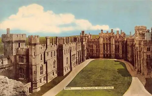 A904 England Arundel Castle Courtyard Vintage Postkarte