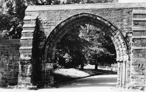 A905 England 1977 Priory Arch Repton Vintage Postkarte