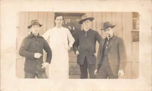 A910 Sozialgeschichte Gruppe Amerikaner Cowboy Hüte Pfeife Raucher RPPC Postkarte