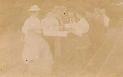 A910 Sozialgeschichte 1907 Gartenparty Teekanne Freunde RPPC Postkarte
