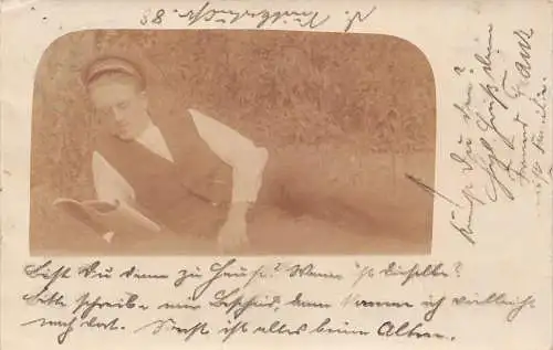 A091 Echt Foto Sepia 1912 Mann liest Zeitschrift im Gras liegend Vintage Postkarte