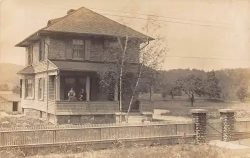 A900 Canada Traditional House with One Store RPPC Vintage Postkarte
