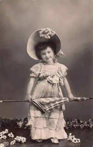 A089 Echt Foto 1909 Hübsches kleines Mädchen mit Haube hält Regenschirm Postkarte