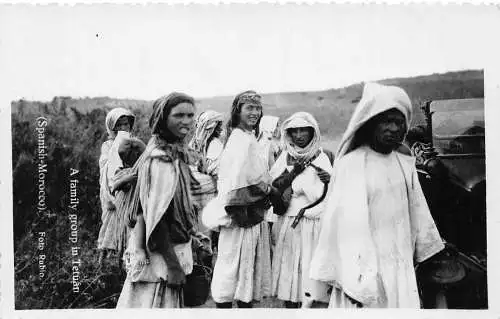 A928 Marokko Familiengruppe in Teutan Auto Einheimische Frauen Ethno RPPC Postkarte