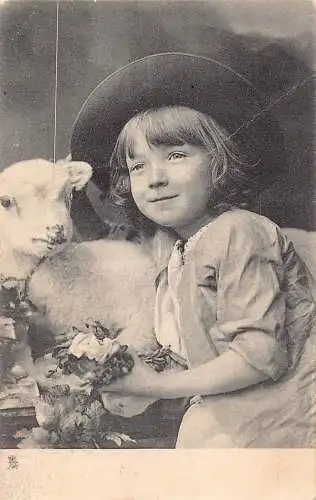A909 Ostergrüße 1907 Mädchen mit Hut hält Blumen Schafe Vintage Postkarte
