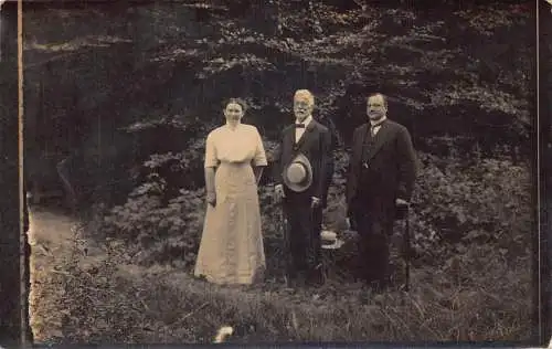 A092 Deutschland 1913 Foto Frau und Männer im Anzug aus Hamburg im Wald Postkarte