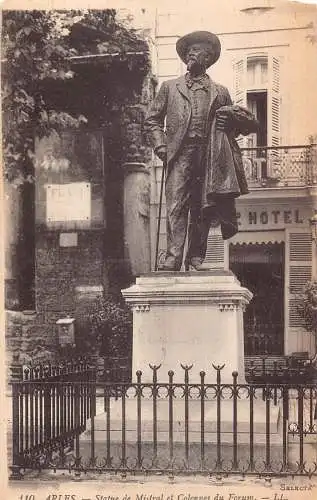 C028 Frankreich, Arles Statue de Mistral et Colonnes du Forum Vintage Postkarte