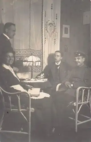 A094 Echtfoto 1915 Menschen am Tisch Soldat rauchend lachend 1.WK Feldpostkarte