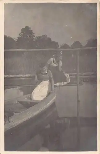 A094 Echt Foto 1916 Zwei Mädchen im Boot und Ponton Lake Bäume posieren Postkarte