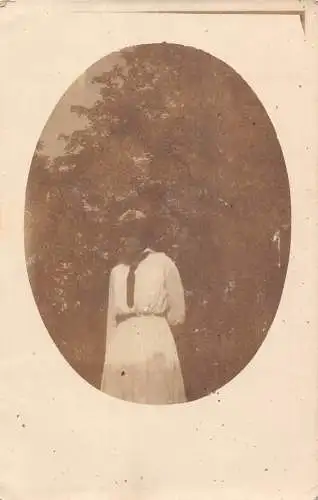 A094 Echt Foto 1916 Frau im Kleid bei Bäumen posiert Passepartout Postkarte