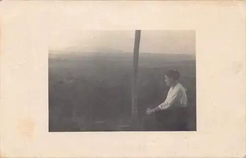 A093 Echt Foto 1919 Mädchen im Profil beobachtet Landschaft aus Bayern AK