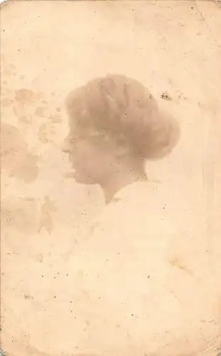 A094 Echt Foto 1915 Dutt Haar Frau posiert aus Profil Portrait Postkarte