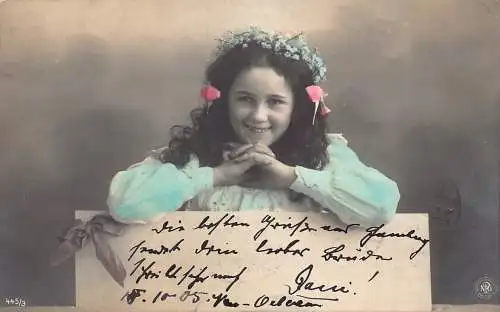 A092 Grüße 1905 Hübsches lachendes Mädchen Blumen Krone Band RPPC Postkarte
