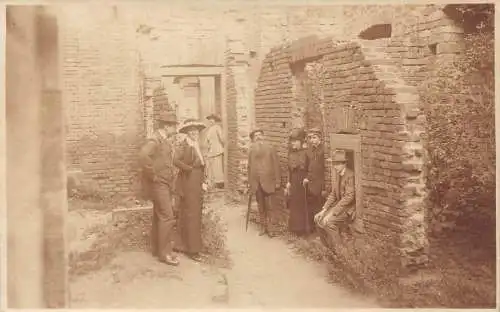A093 Echtfoto Touristen besuchen unbekannte Ruinen Sepia Vintage Postkarte