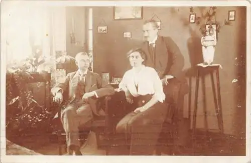 A093 Echt Foto 1915 Ludwigshafen Paar sitzt auf Stühlen Pflanzen Vase AK