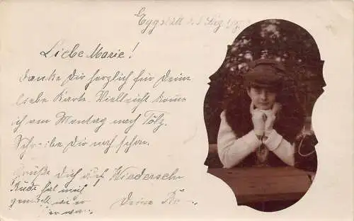 A092 Gruß 1907 Elegante Frau posiert Hände unter Kinn Passepartout Postkarte