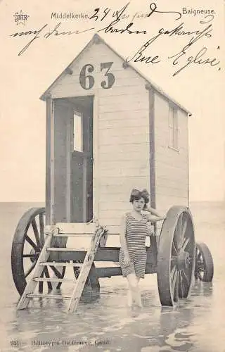 L407 Belgien Middelkerke Mädchen im Badeanzug am Meer Vintage Postkarte