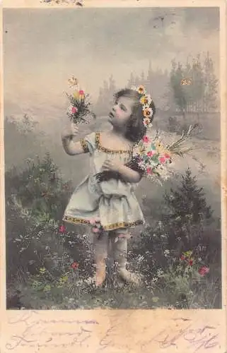 L351 Deutschland 1904 Mädchen pflückt Blumen Schmetterlinge Kleid Vintage Postkarte
