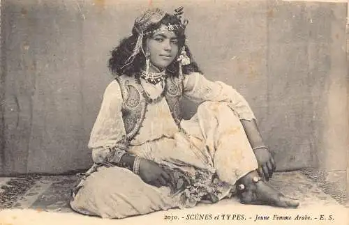 L408 Algerien Szenen et Typen junges arabisches Mädchen posiert Vintage Postkarte