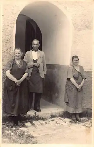 L215 Deutschland unbekannte Familie Foto Schürzen Frauen Mann RPPC Vintage Postkarte