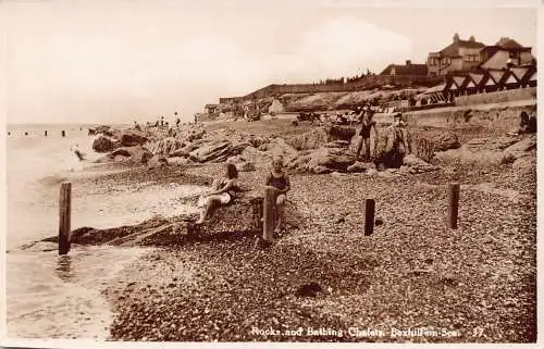 A945 England Bexhill on Sea Rocks and Bathing Chalets RPPC Vintage Postkarte