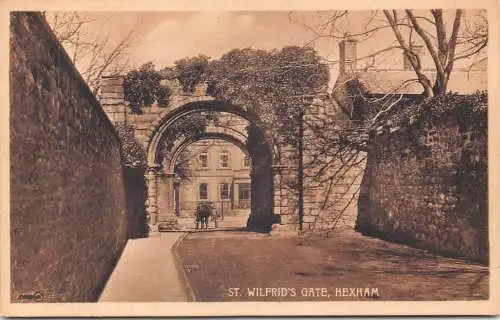 A945 England St Wilfrid's Gate Hexham Vintage Postkarte