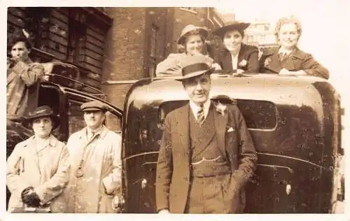 L040 Menschen posieren Auto Sozialgeschichte Echtfoto Postkarte