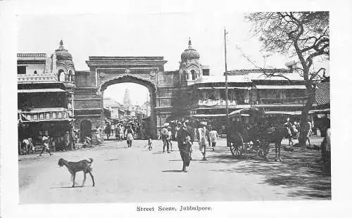 L381 Indien Straßenszene Jubbulpore Pferdewagen Hund Stadttor Vintage Postkarte