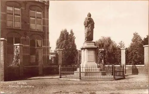 A962 Niederlande Leiden Strandb Boerhave Statue RPPC Vintage Postkarte