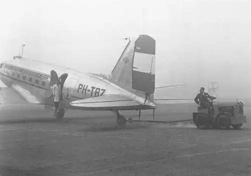 A155 Flugzeug KLM Fluggesellschaft PH-TBZ Flieger Holländer Auto Postkarte