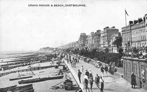 A951 England Eastbourne Grand Parade and Beach Boats Vintage Postkarte